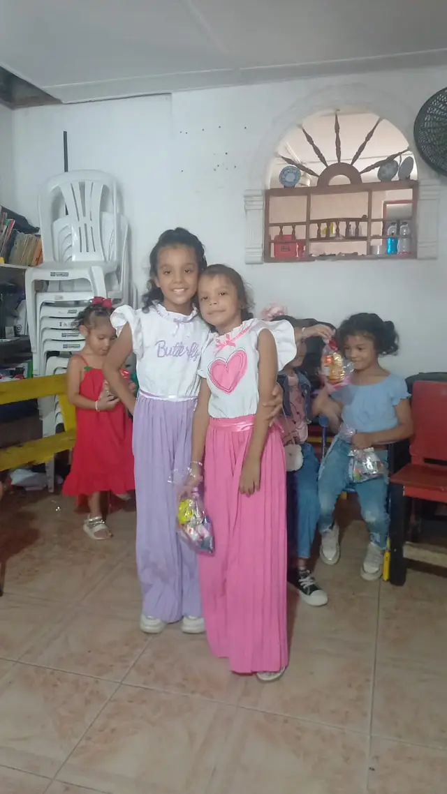 Niñas con sus regalos del Día del Amor y la Amistad