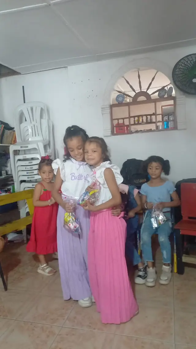 Niños con sus regalos del Día del Amor y la Amistad
