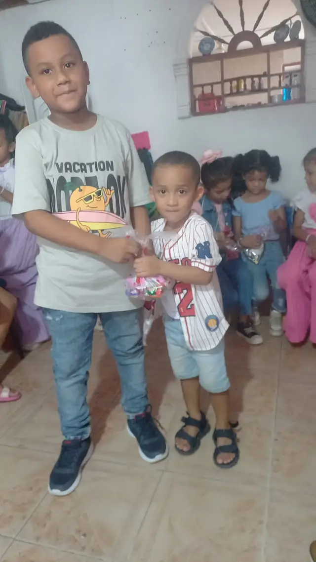 Niño y niña con regalos de la celebración