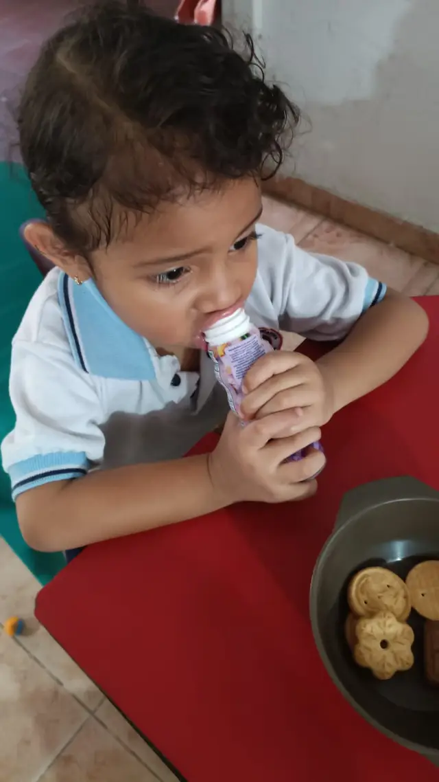 Niño comiendo su merienda nutritiva