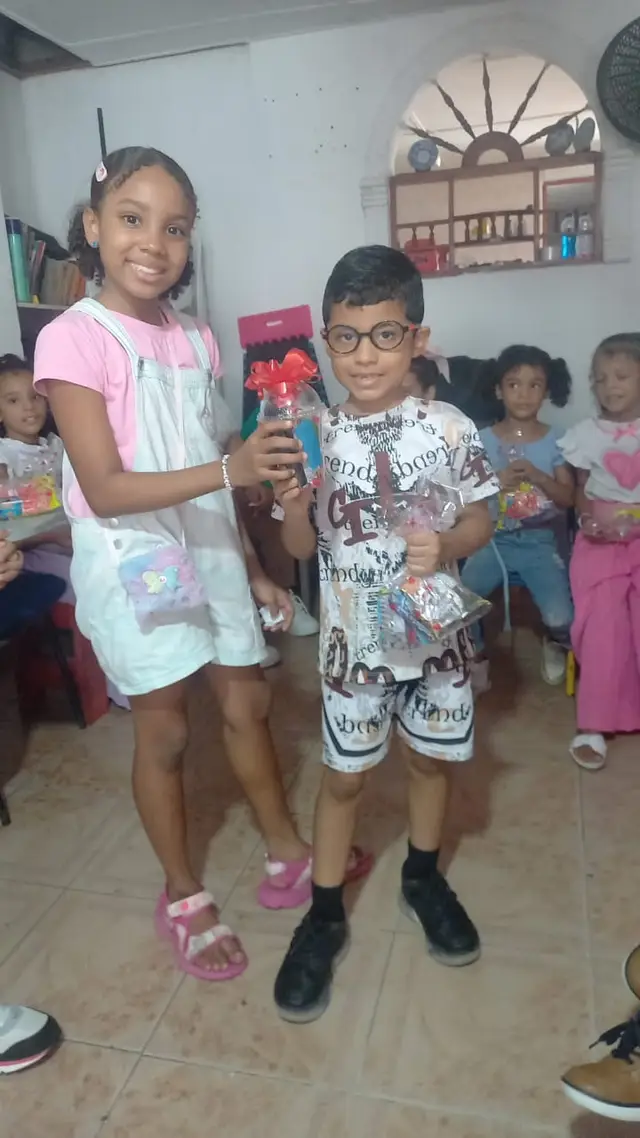 Miembro del equipo entregando un regalo a un niño