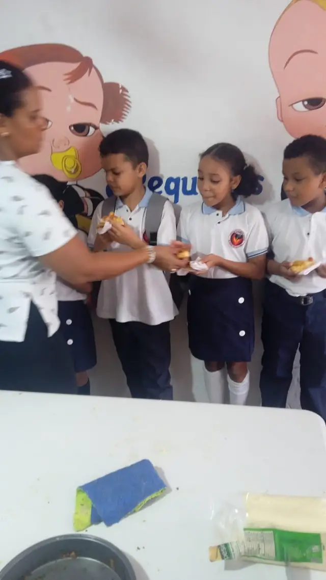 Niños recibiendo su porción de pizza