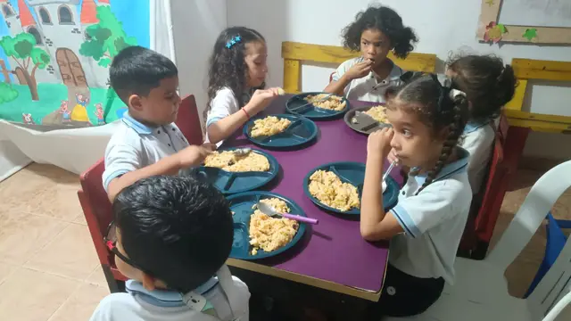Niños compartiendo el almuerzo en la sede