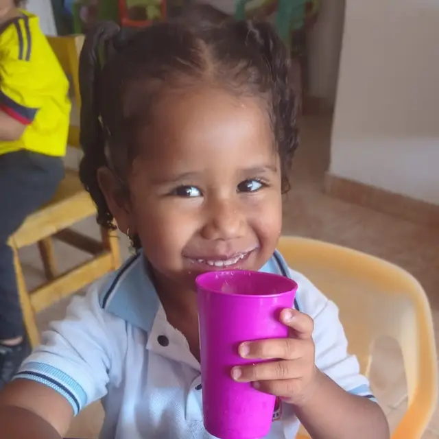Nuestros niños almorzando