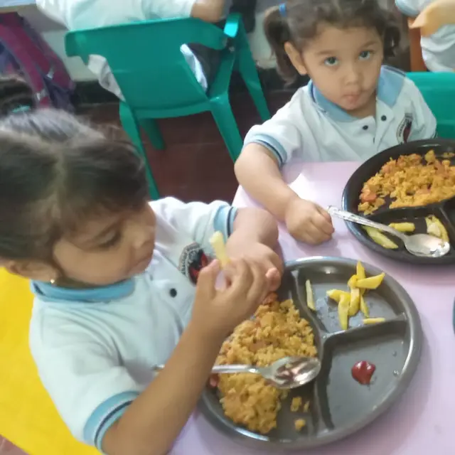 Nuestros niños almorzando – foto 2