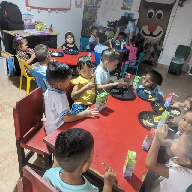Nuestros niños almorzando – foto 3
