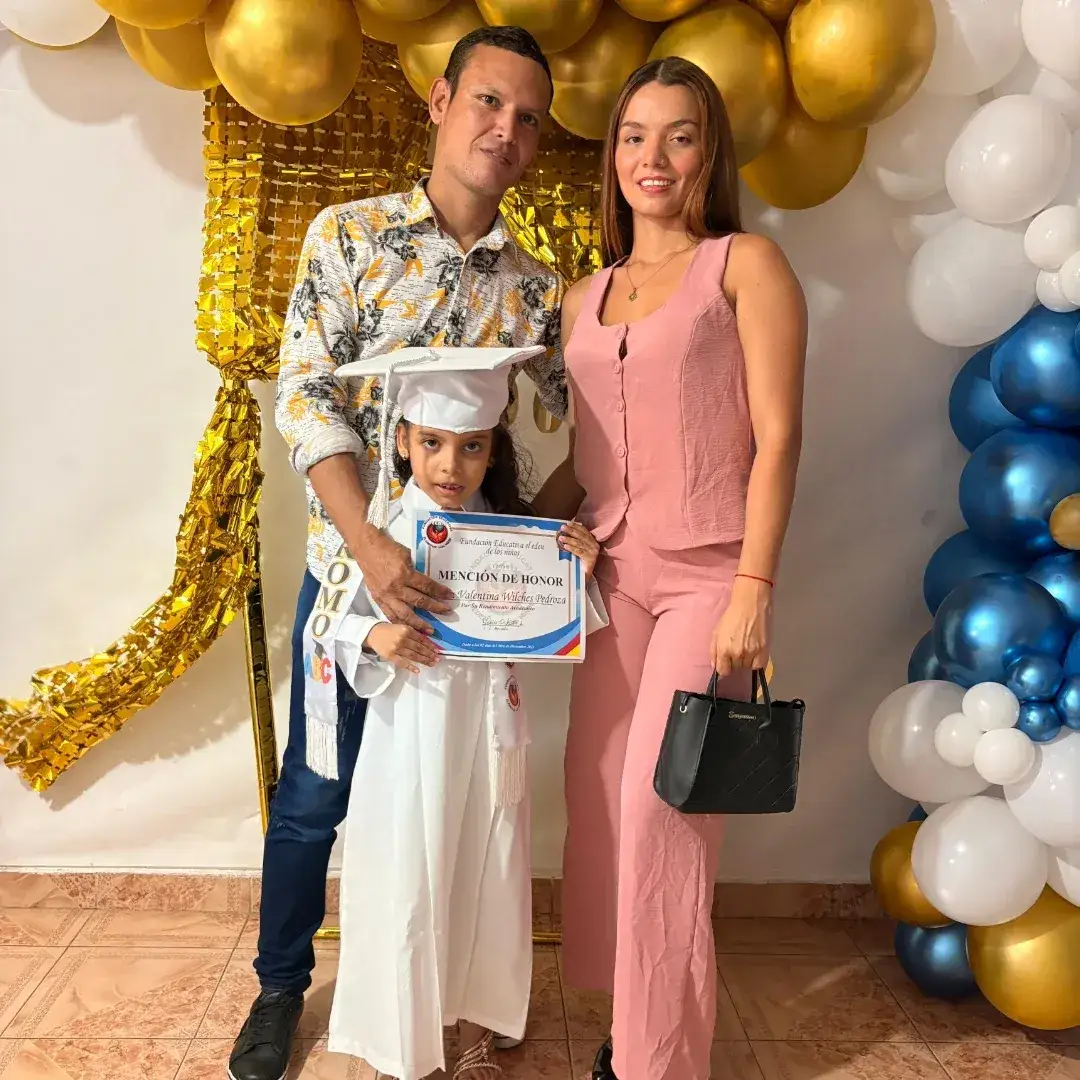 Niña de la fundación con toga y birrete en su graduación