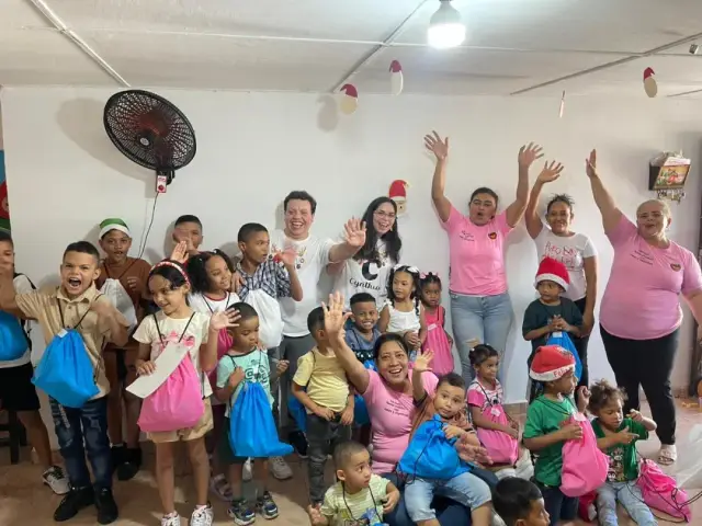 Una tarde de pizza y regalos para nuestros niños
