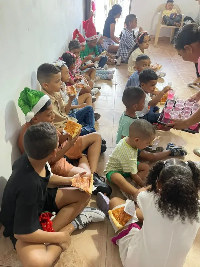 Una tarde de pizza y regalos para nuestros niños – foto 5
