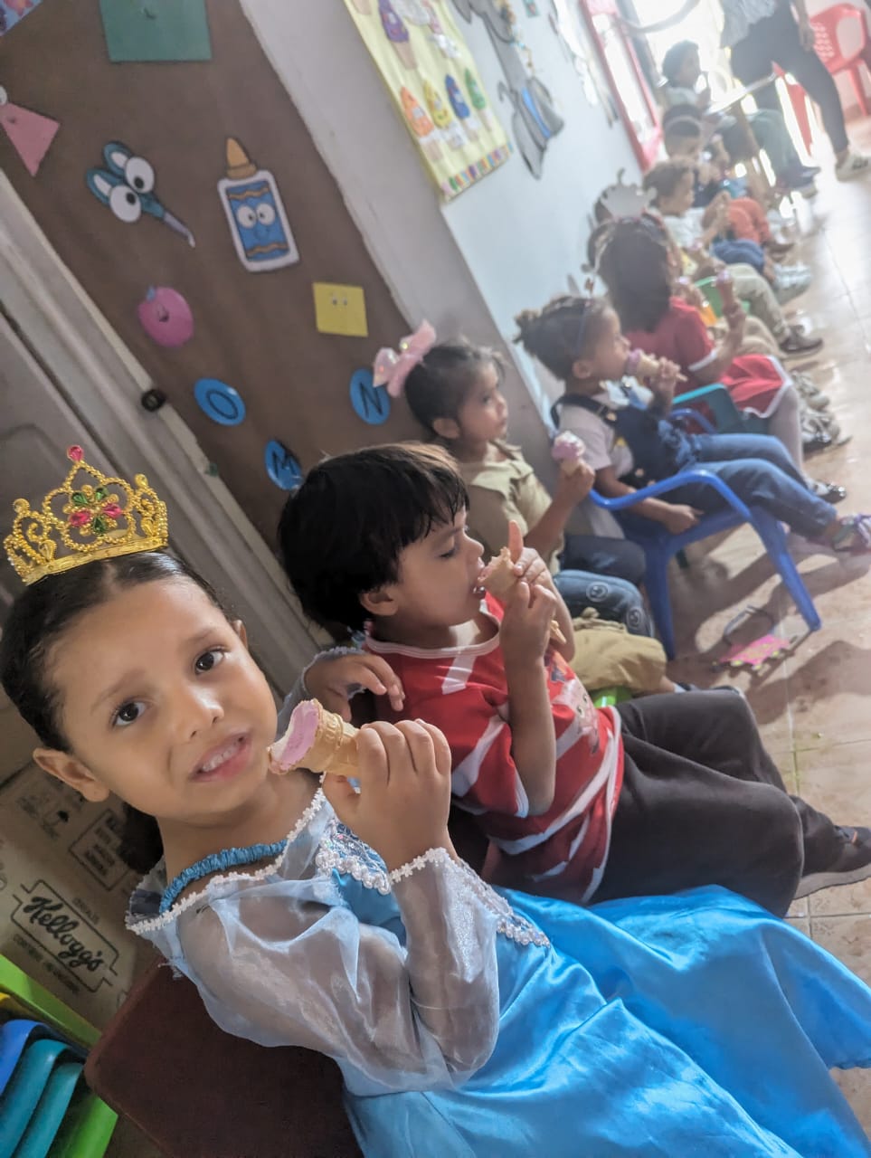 Niña sonriendo en la fundación